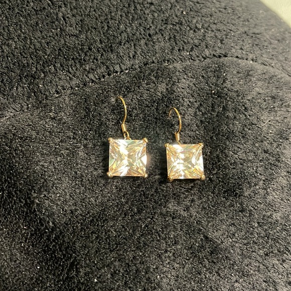 BNWOT LARGE SQUARE CUT CRYSTAL FRENCH HOOK EARRINGS SET IN A GOLD TONE METAL - Picture 6 of 7